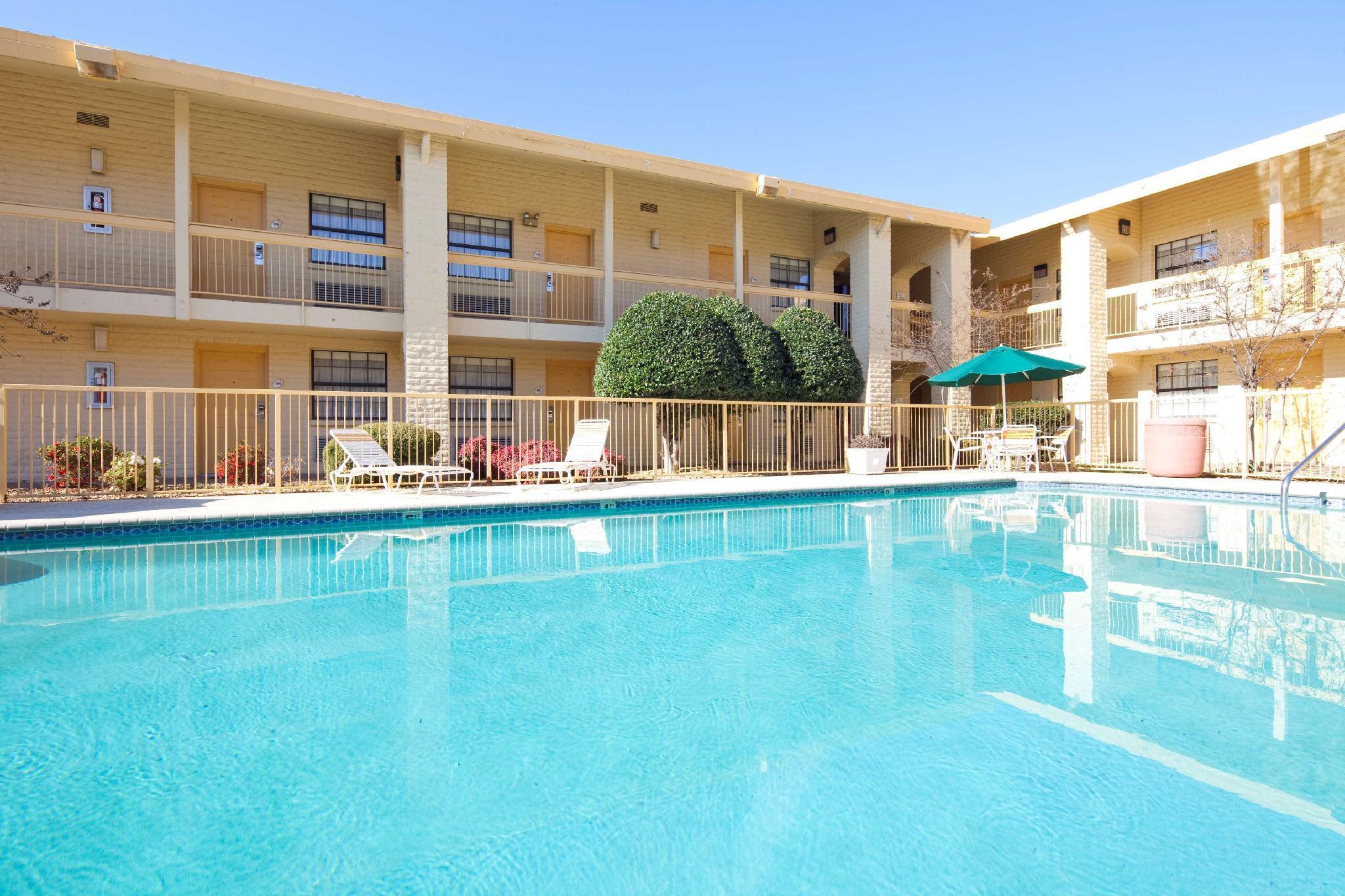 La Quinta Inn By Wyndham Huntsville Research Park Екстер'єр фото